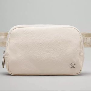 NWT Everywhere Belt Bag 1L
Wordmark White Opal/Raw Linen/White